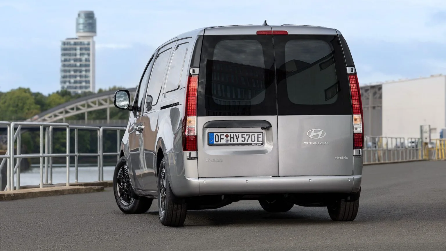 Elektrikli Hafif Ticari: Hyundai STARIA Cargo Tanıtıldı — elektrikli hafif ticari araç, Hyundai STARIA Cargo özellikleri, elektrikli ticari araç modelleri, Hyundai elektrikli araç, STARIA Cargo menzil