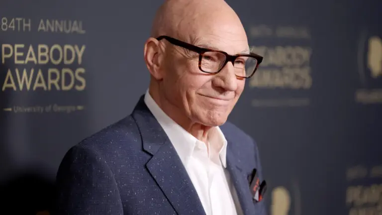 Patrick Stewart, 84. Peabody Ödülleri törenine gelişi sırasında