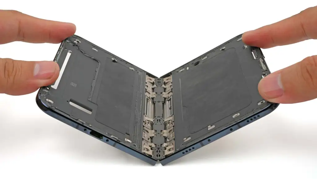 iFixit iPhone Duo’yu Parçalarına Ayırdı: Ekran Neden Bozuluyor?