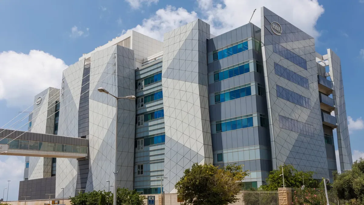 Intel'in İsrail Fabrikasında Patlama: 600 Milyon Dolarlık Zarar — Intel İsrail fabrikası patlama, Intel Fab 28 üretim durdurma, Intel sunucu işlemcisi tedarik sorunu, Intel 600 milyon dolar gelir kaybı, Intel Kiryat Gat fabrikası