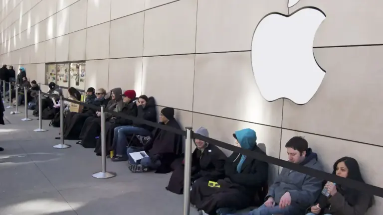 iPhone Duo'ya Yoğun İlgi: Mağaza Önlerinde Uzun Kuyruklar Oluştu — Apple katlanabilir telefon, iPhone Duo fiyatı, Apple Store kuyrukları, iPhone Duo çıkış tarihi