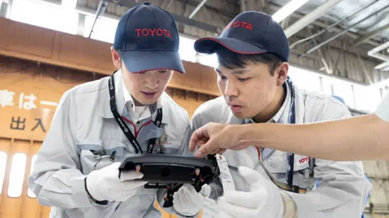 Japon Otomotiv Devleri Maliyetleri Düşürmek için Birleşti — Japon otomotiv devleri üretim maliyetlerini düşürmek, Toyota üretim süreçleri, Japon otomotiv sektörü, tedarik zinciri verimliliği, otomotiv kalite standartları