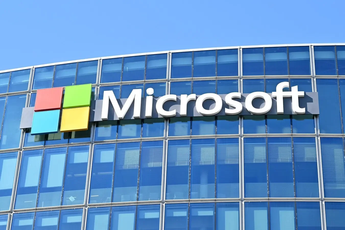 Microsoft'tan 60 Bin Çalışana Gönüllü Ayrılık Teklifi — Microsoft gönüllü ayrılık paketleri, Microsoft işten çıkarma, Amy Coleman Microsoft, teknoloji sektörü işten çıkarmalar, Microsoft çalışan sayısı