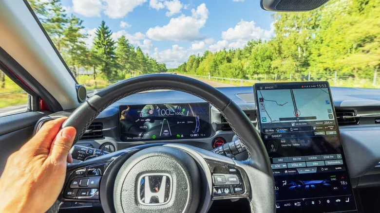 Otomobiliniz Verilerinizi Üçüncü Taraflara Gönderiyor Olabilir — yeni otomobiller kullanıcı verileri, araç içi veri paylaşımı, otomobil üreticileri ve gizlilik, kişisel veri güvenliği, otomobil uygulamaları veri takibi