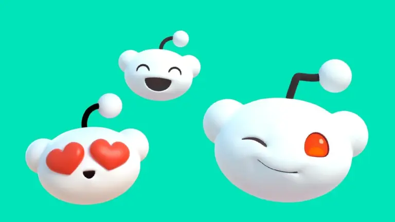 Reddit Sana Özel akışı duyurusunda kullanılan, yeşil zemin üzerinde gülümseyen üç Reddit maskotu Snoo