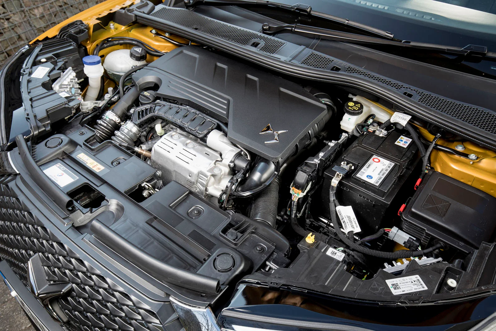 Stellantis 1.2 PureTech Motor Sorunları için Özür Diledi — 1.2 PureTech motor arızaları, Takata hava yastığı krizi, Stellantis kalite yatırımları, Antonio Filosa açıklamaları