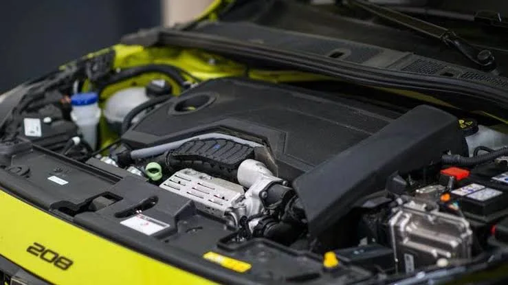 Stellantis 1.2 PureTech Motor Sorunları için Özür Diledi — 1.2 PureTech motor arızaları, Takata hava yastığı krizi, Stellantis kalite yatırımları, Antonio Filosa açıklamaları