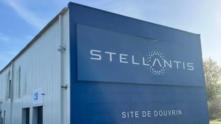 Stellantis'ten Veda: 1.2 PureTech Üreten Fabrika Kapatıldı — Stellantis Douvrin fabrikası kapandı, 1.2 PureTech motor sorunları, Stellantis motor üretimi, Antonio Filosa açıklaması, PureTech triger kayışı sorunu