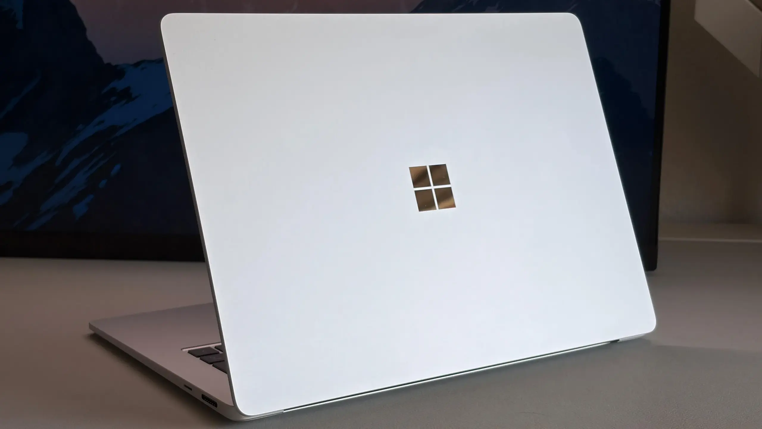 Intel İşlemcili Surface Laptop 15 Yine Öne Geçti
