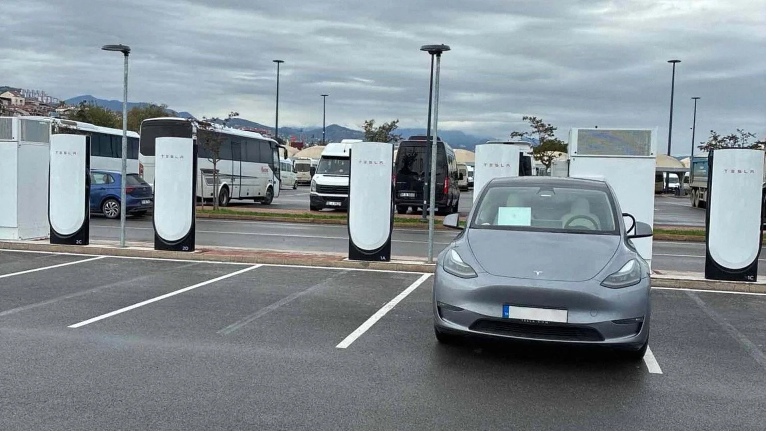 Tesla'nın Trabzon'daki Yeni Şarj Noktası Hizmete Girdi — Tesla Supercharger Trabzon, Tesla Türkiye şarj istasyonları, elektrikli araç şarj ağı, Tesla hızlı şarj noktaları, Trabzon elektrikli araç altyapısı