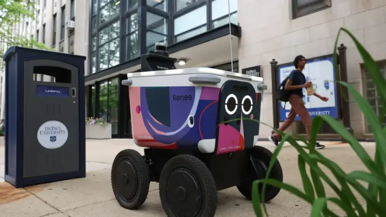 Teslimat Robotunun Yolunu Kesen Kadına Gözaltı: İnsanların Hakkını Savunmak İstemiş — Uber teslimat robotu, otonom sistemler, Philadelphia teknoloji haberleri, robotların iş gücüne etkisi