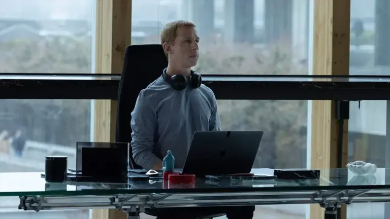 The Social Network Devam Filmi The Social Reckoning Beklentileri Karşılayamadı — Mark Zuckerberg filmi, Jeremy Strong Facebook, film eleştirmen puanları