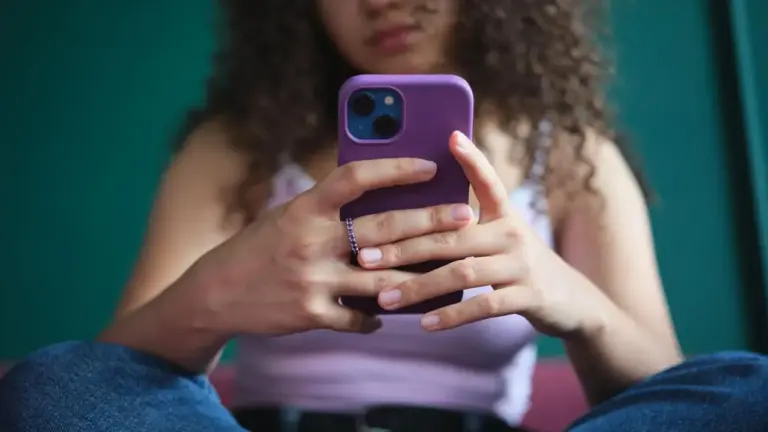 Yapay Zeka Gençler için Güvenli mi? ChatGPT For Teens Güvenlik Testinden Geçemedi — ChatGPT for Teens güvenli mi, yapay zeka çocuk güvenliği, ChatGPT ebeveyn kontrolü, OpenAI genç kullanıcı politikası, çocuklar için yapay zeka riskleri